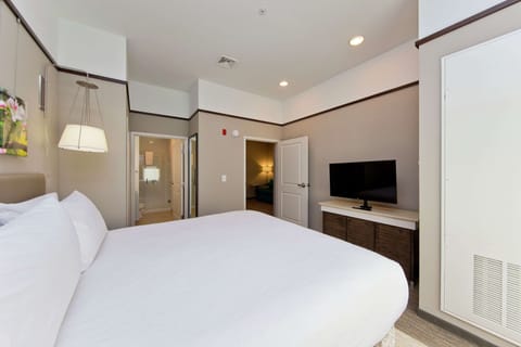 Room, 1 King Bed, Accessible (Roll-in Shower) | In-room safe, individually decorated, individually furnished, desk