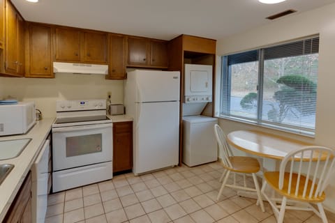 Standard Condo, 2 Bedrooms, Non Smoking | Private kitchen | Fridge, microwave, oven, stovetop