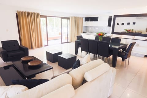 Deluxe Suite | Living area | TV