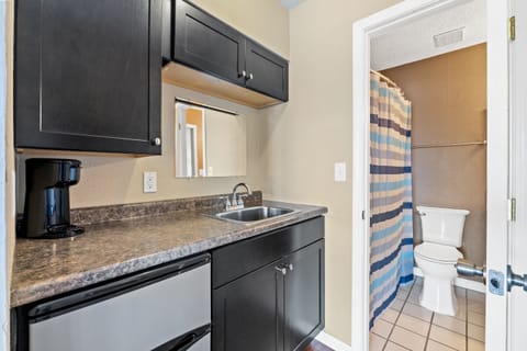 Condo, 2 Bedrooms (U6) | Bathroom | Combined shower/tub, towels