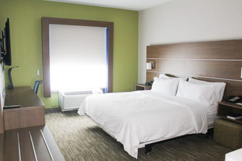 Hypo-allergenic bedding, in-room safe, desk, blackout drapes