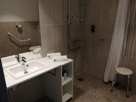 Double Room | Bathroom | Shower, free toiletries, hair dryer, towels