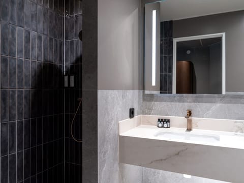 Premium Family | Bathroom | Shower, eco-friendly toiletries, towels