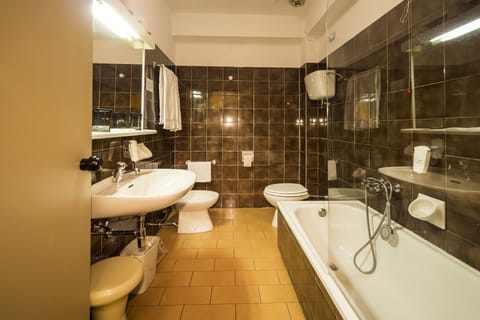 Family Room | Bathroom | Hair dryer, bidet, towels