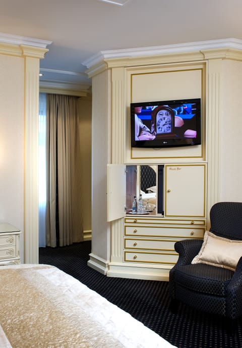 Suite | Minibar, individually decorated, desk, laptop workspace