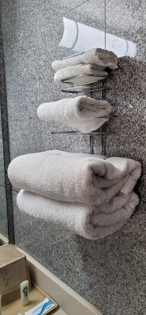 Combined shower/tub, towels