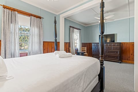 Deluxe Room, 1 Queen Bed | Bed sheets