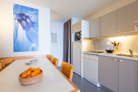 Apartment 6 people - 1 bedroom + 1 sleeping alcove | Private kitchenette | Fridge, microwave, stovetop, dishwasher