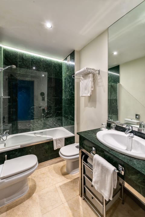 Standard Double Room | Bathroom | Free toiletries, hair dryer, bidet, towels