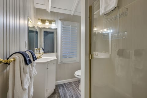 Comfort Cottage, 1 King Bed (Calistoga Garden) | Bathroom | Designer toiletries, hair dryer, bathrobes, towels