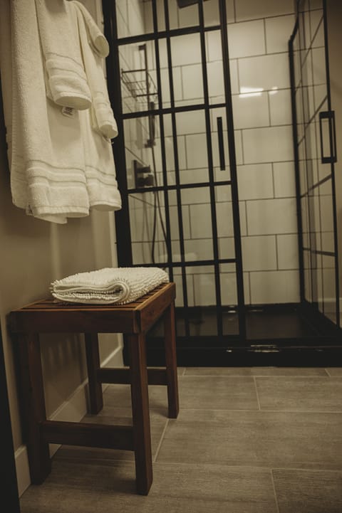 Double Room, Private Bathroom | Bathroom | Combined shower/tub, free toiletries, hair dryer, towels