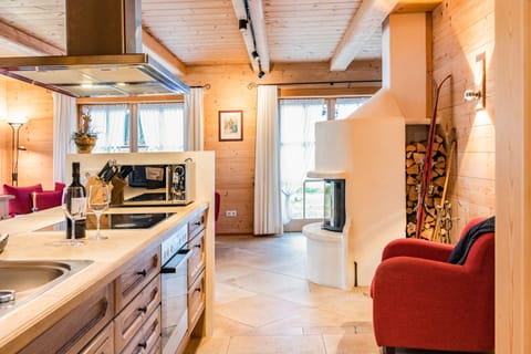 Traditional Chalet, 3 Bedrooms, Non Smoking, Jetted Tub | Living area | 37-inch flat-screen TV with satellite channels, TV, DVD player