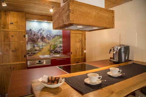 Romantic Condo, 2 Bedrooms, Non Smoking, Mountainside | In-room dining