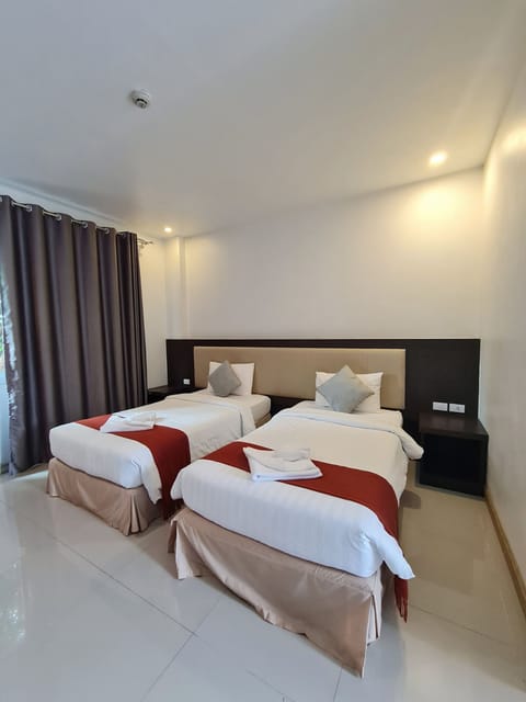 Standard Twin Room | Desk, blackout drapes, free WiFi, bed sheets