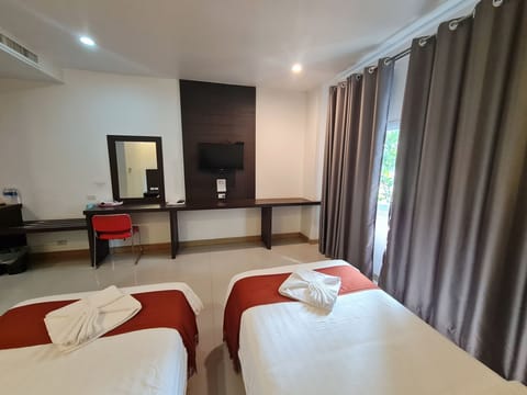 Standard Twin Room | Desk, blackout drapes, free WiFi, bed sheets