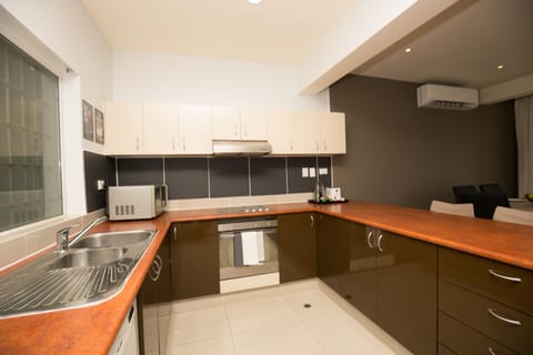 Basic Apartment, 2 Bedrooms, Kitchen | Private kitchen | Fridge, oven, coffee/tea maker, electric kettle