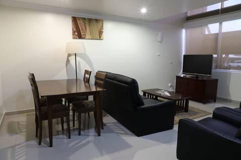 Room, 1 Bedroom | Living area | 40-inch TV with cable channels