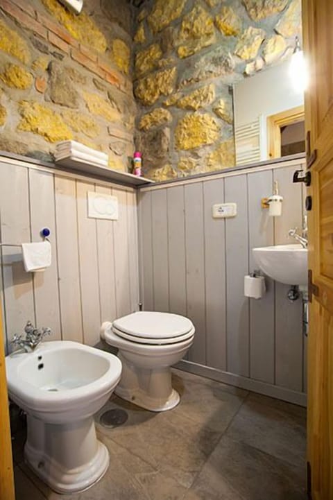 Standard Double or Twin Room, Ensuite | Bathroom | Shower, deep soaking tub, rainfall showerhead, eco-friendly toiletries