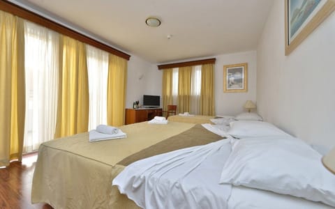 Triple Room | Premium bedding, minibar, in-room safe, desk