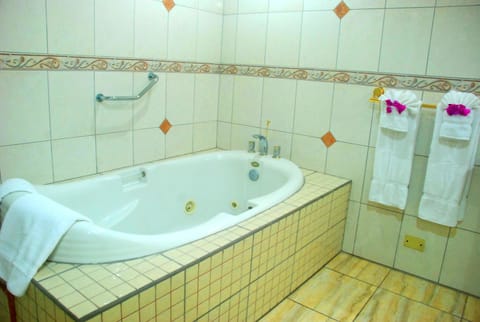 Executive Room, Jetted Tub | Bathroom | Combined shower/tub, free toiletries, hair dryer, towels