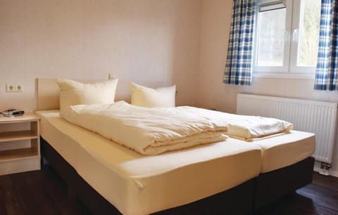 In-room safe, desk, rollaway beds, bed sheets