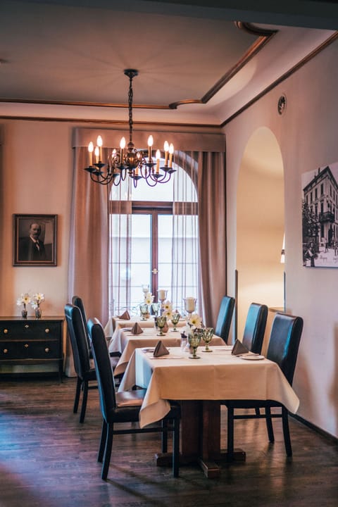 Daily cooked-to-order breakfast (EUR 21 per person)