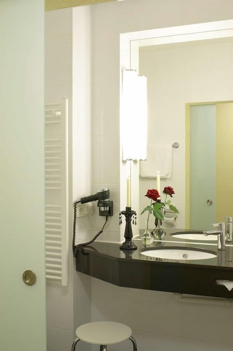 Single Room | Bathroom | Hair dryer, towels