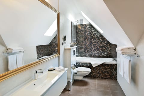 Deluxe Suite (with Spa Access) | Bathroom | Combined shower/tub, free toiletries, slippers, towels