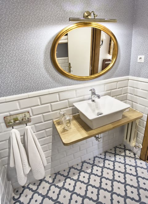 Double Room | Bathroom | Shower, free toiletries, hair dryer, towels