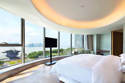 Club Suite, 1 King Bed, River View, Corner | Premium bedding, minibar, in-room safe, desk