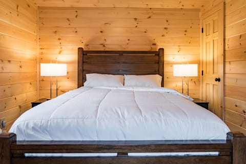 Upper LakeView Single-bedroom Cottage | Premium bedding, down comforters, memory foam beds, iron/ironing board