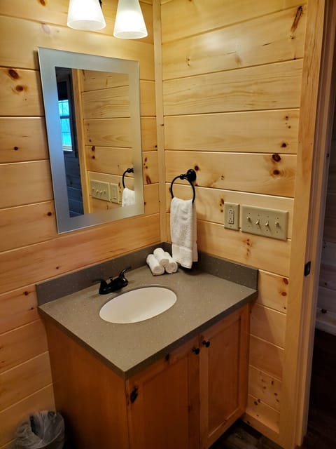 Single Bedroom Lakeview Cottage | Bathroom | Free toiletries, hair dryer, towels, soap