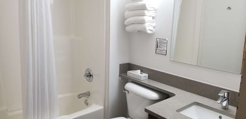 Combined shower/tub, free toiletries, hair dryer, towels