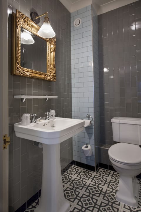 Suite (Double) | Bathroom | Combined shower/tub, free toiletries, hair dryer, towels