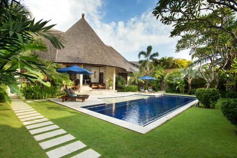 Outdoor pool, pool umbrellas, sun loungers