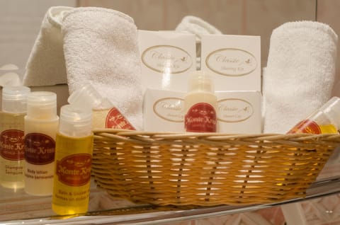 Suite | Bathroom | Free toiletries, hair dryer, towels