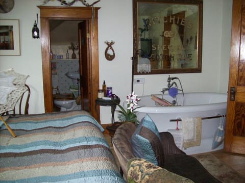 Suite, 2 Bedrooms, Non Smoking (English Garden) | Iron/ironing board, free WiFi, bed sheets