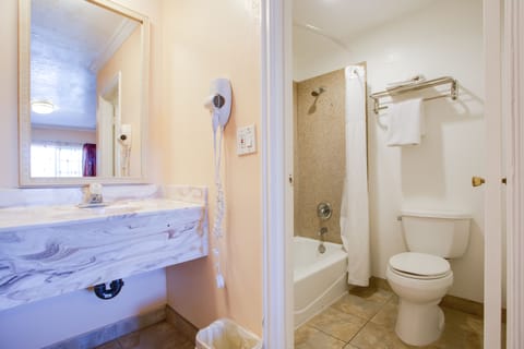 Standard Room, 1 King Bed | Bathroom | Combined shower/tub, free toiletries, hair dryer, towels