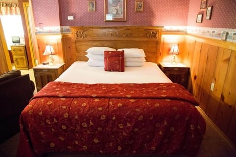 Premium bedding, in-room safe, individually decorated