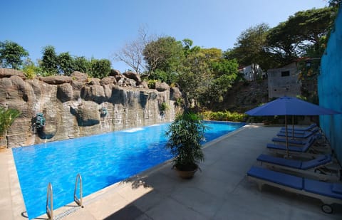 Indoor pool, sun loungers