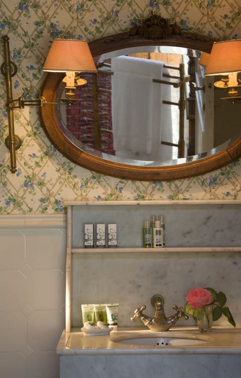 Suite | Bathroom | Free toiletries, hair dryer, bathrobes, slippers