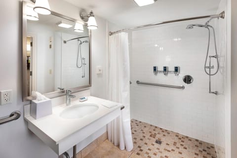 Room, 1 King Bed | Bathroom | Shower, free toiletries, hair dryer, towels