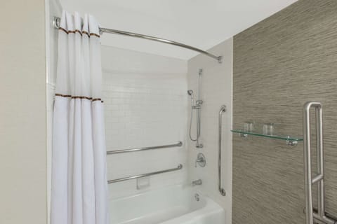 Combined shower/tub, free toiletries, hair dryer, towels