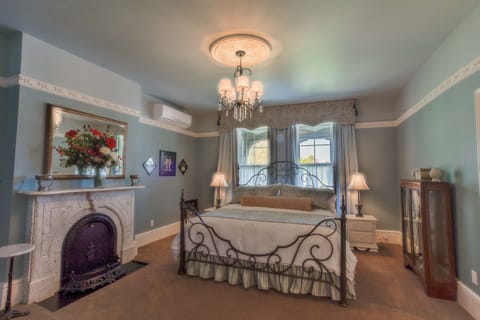 Lady Elizabeth Suite, King Bed | Blackout drapes, iron/ironing board, free WiFi, bed sheets