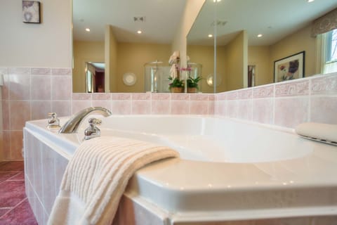 Lady Margaret Suite, King Bed with Jetted Tub | Bathroom | Free toiletries, hair dryer, towels, soap