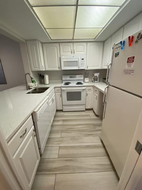 Condo, Multiple Beds (Bay Side - 343) | Private kitchen | Full-size fridge, microwave, oven, stovetop