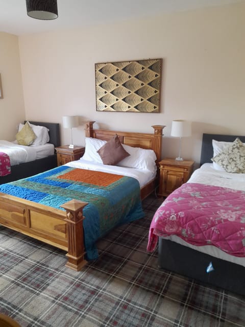 Family Room, Ensuite | Desk, free WiFi, bed sheets