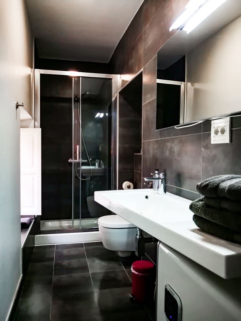 Studio apartman Florien  | Bathroom | Shower, rainfall showerhead, free toiletries, hair dryer