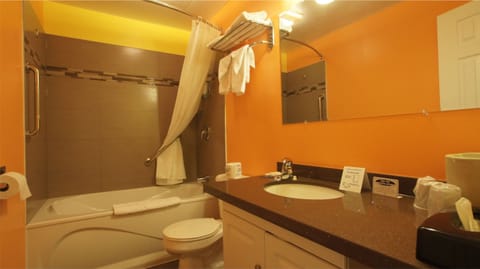 Standard Room, 1 King Bed | Bathroom | Free toiletries, hair dryer, towels