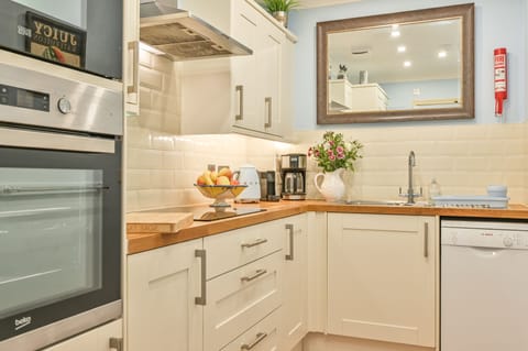 Deluxe Apartment, Ensuite | Private kitchen | Fridge, microwave, oven, stovetop